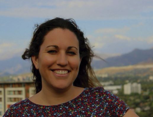 <em> Elsa Hernández - </em>“¡Increíble! Me levanta el rostro en segundos y se ve natural. Es como un filtro en la vida real.”